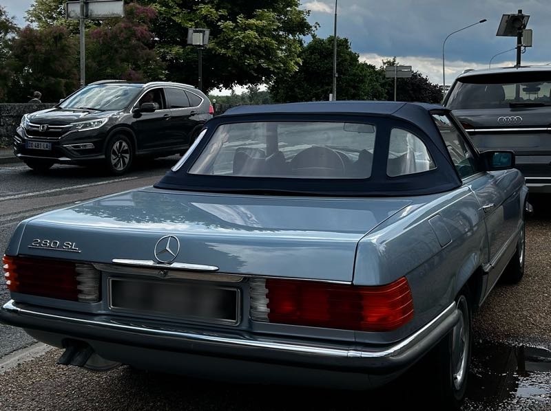 Mercedes-Benz 280 SL spotted in Blois