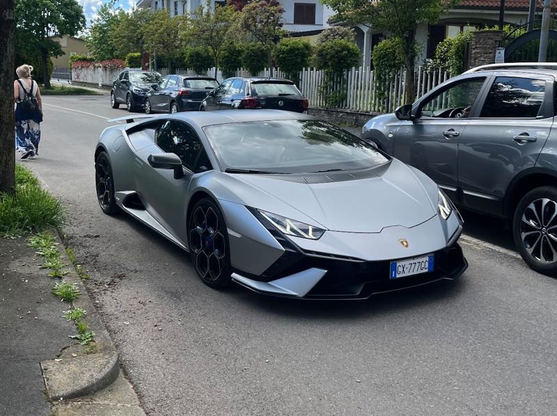 Lamborghini Huracán Tecnica spotted in Milan