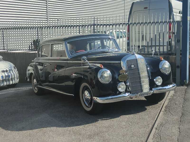Mercedes-Benz 300 spotted in Trento