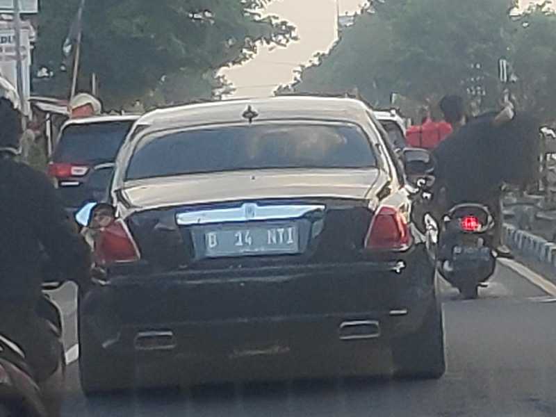 Rolls-Royce Phantom spotted in Yogyakarta