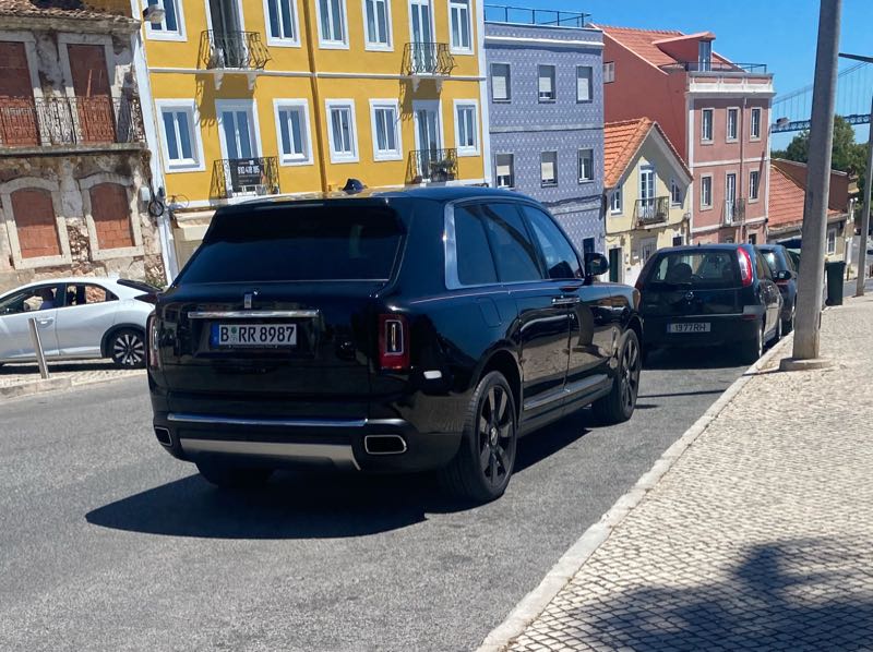 Rolls-Royce Cullinan (2021) spotted in Lisbon, Portugal