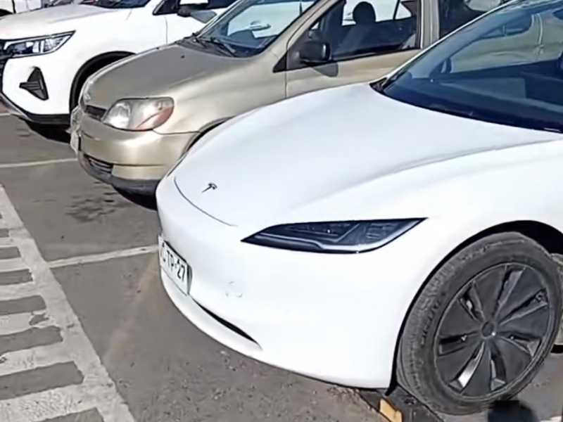 Tesla Roadster spotted in Chillán