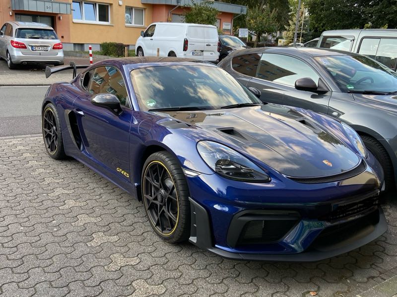 Porsche 718 Cayman GT4 RS spotted in Düsseldorf