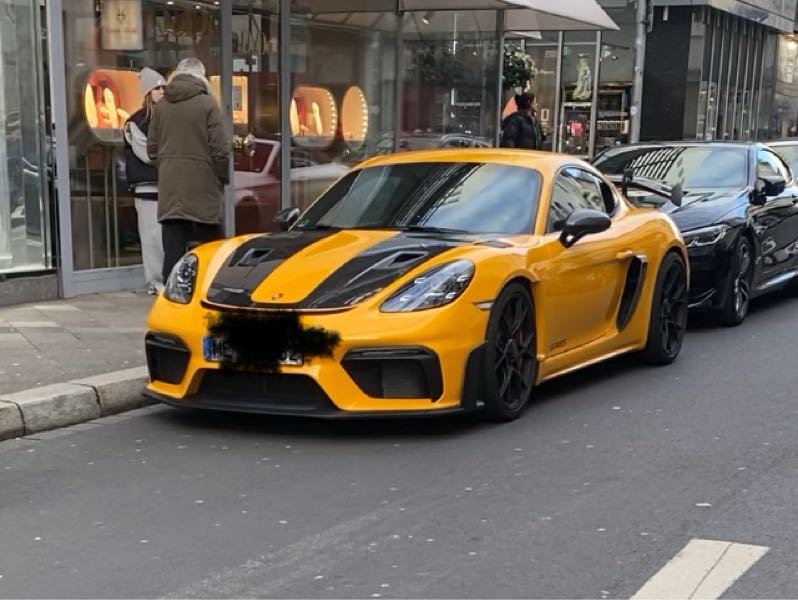 Porsche 718 Cayman GT4 (2022) spotted in Düsseldorf, Germany