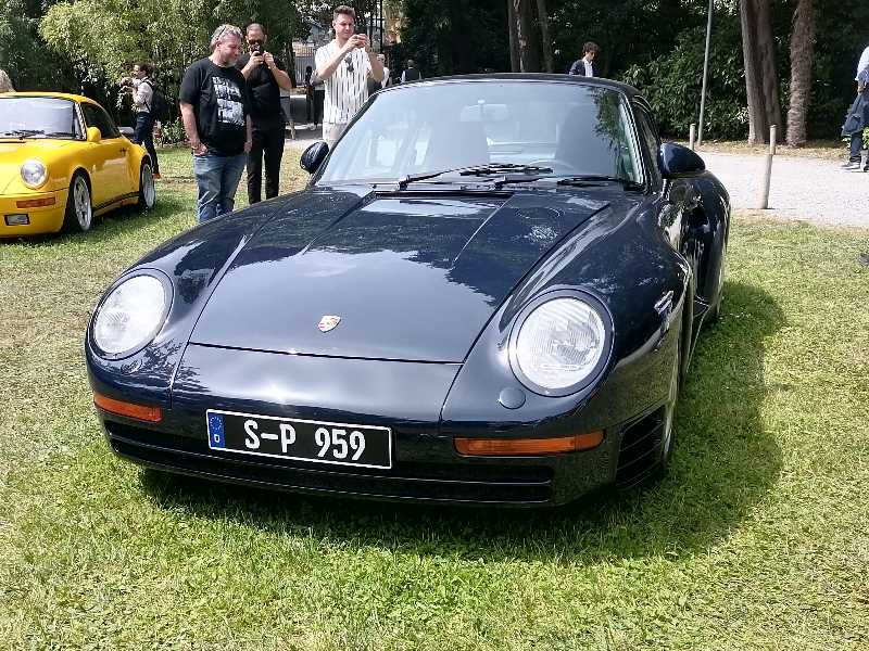 Porsche 959 spotted in Como