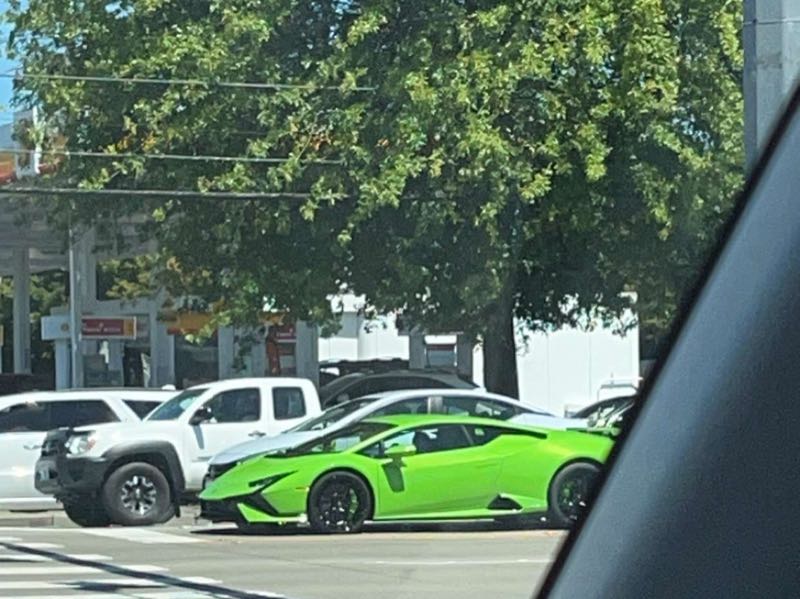 Lamborghini Huracán (2021) spotted in East Pensacola Heights, United States