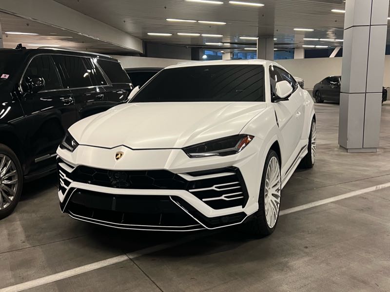 Lamborghini Urus spotted in Paradise