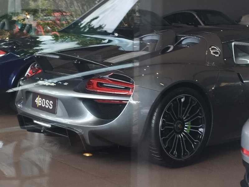 Porsche 918 Spyder (2015) spotted in Brasília, Brazil