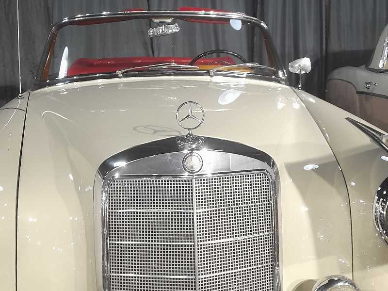 Mercedes-Benz 300 SL Roadster spotted in Bucharest