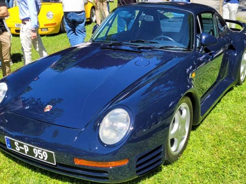 Porsche 959 spotted in Rome